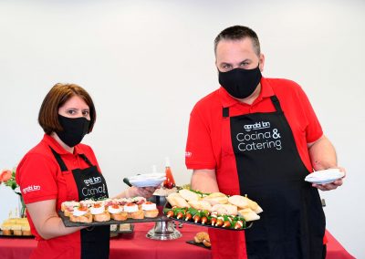 Personal de Cocina & Catering mostrando las bandejas de pinchos